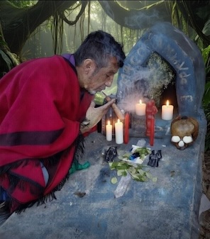 Maestro espiritual de brujo.net preparando altar ritual