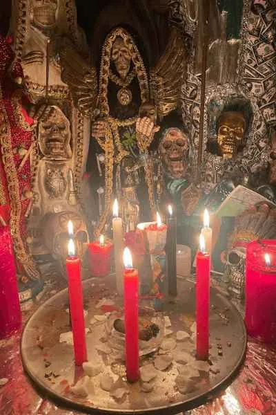 Ofrenda espiritual colocada durante sesión ritual