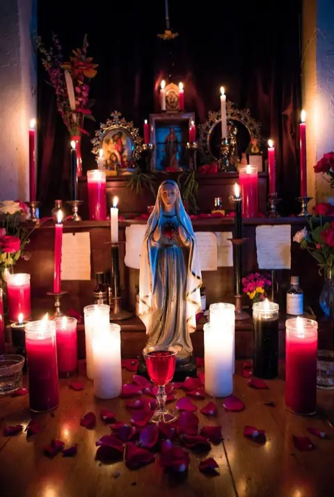 Altar ritual preparado para ceremonia de prosperidad