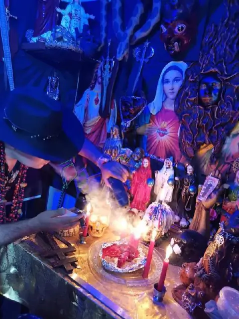 Espacio sagrado iluminado para consulta espiritual personalizada