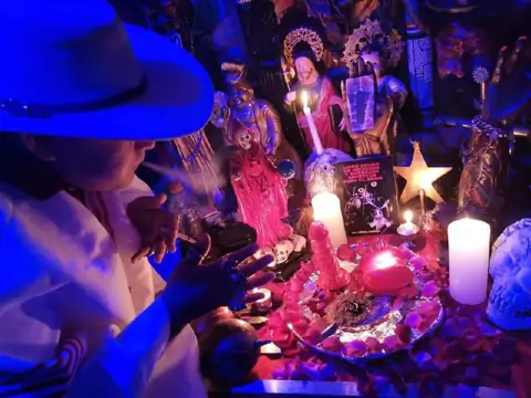 Elementos sagrados dispuestos para ritual espiritual