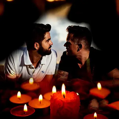 Mesa ceremonial con herramientas del maestro espiritual