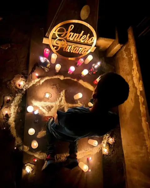 Velones encendidos durante sesión espiritual nocturna